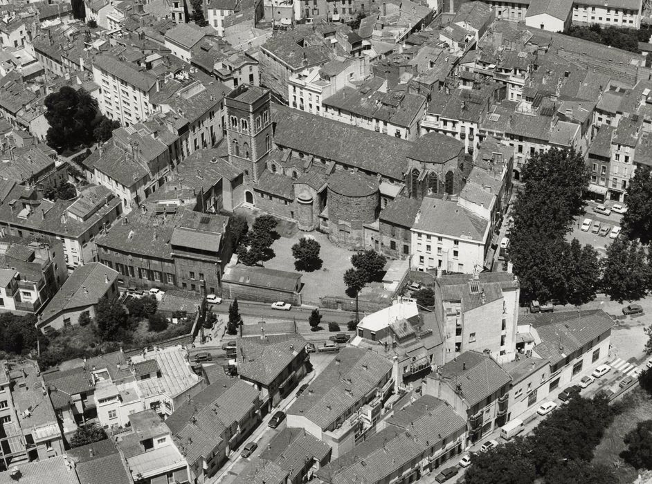 vue aérienne de l’église dans son environnement urbain