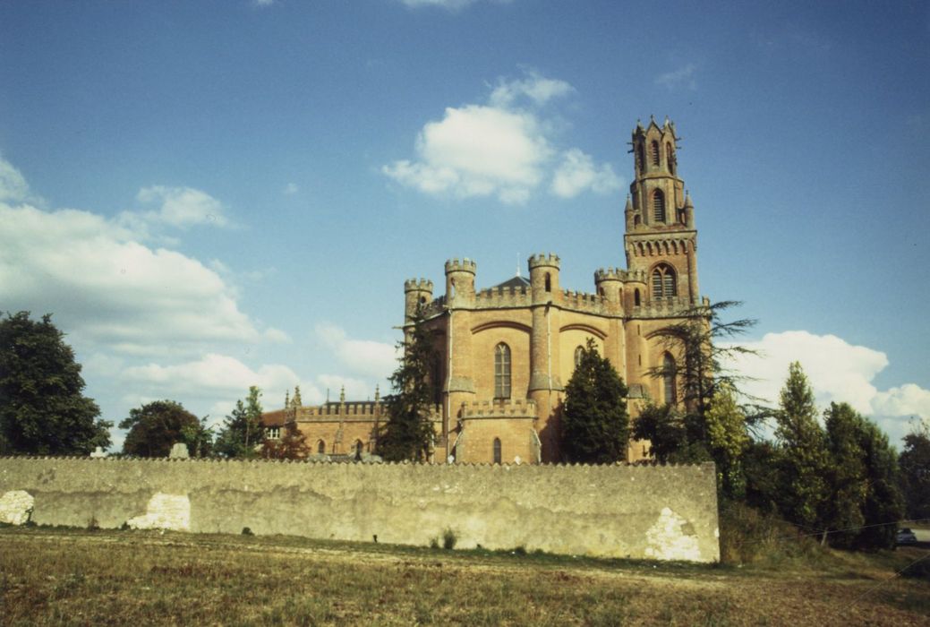 vue générale de l’église dans son environnement depuis l’Est