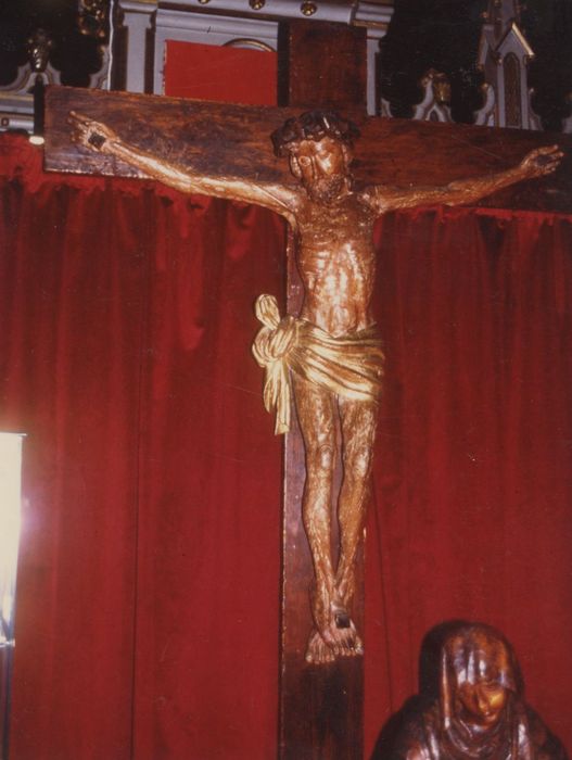 statue : Christ en croix