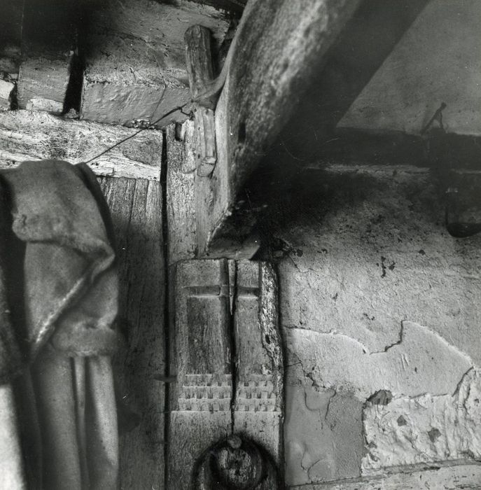 pièce principale du foyer chauffant, détail d’un blason de bois sculpté sur al tête de la poutre recevant une des deux fausses solives d’enchevêtrure