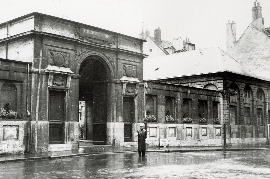 portail monumental d’accès sur rue à la cour d’honneur