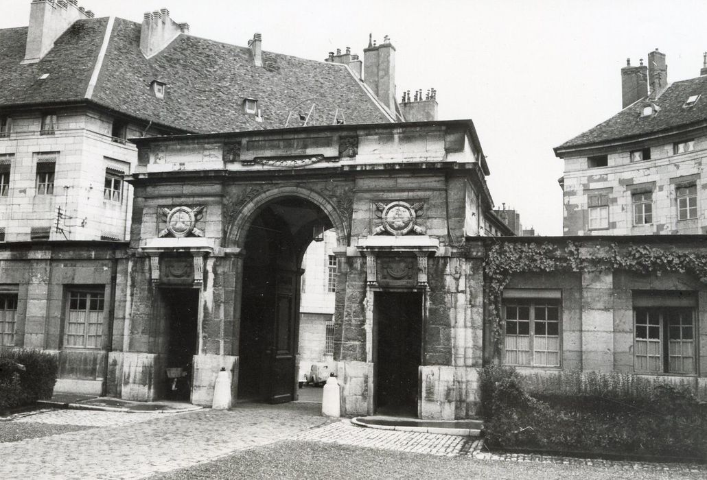 portail monumental d’accès sur rue à la cour d’honneur