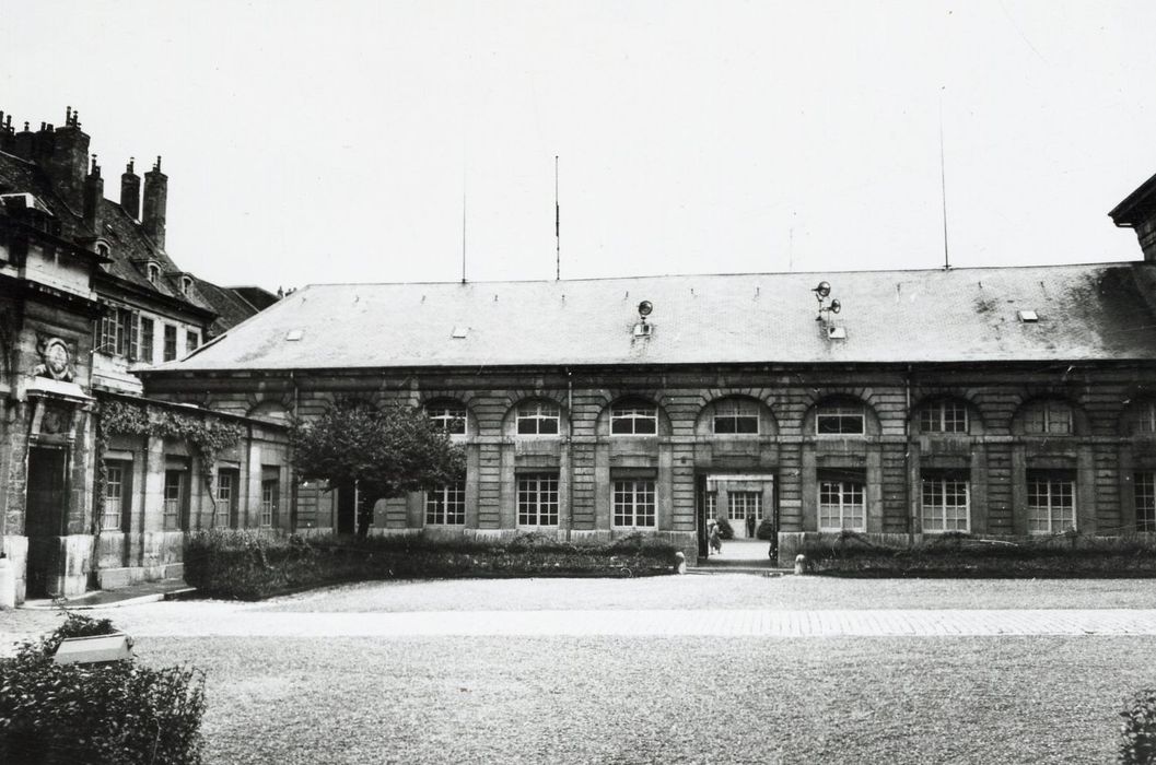 cour d’honneur, aile latérale