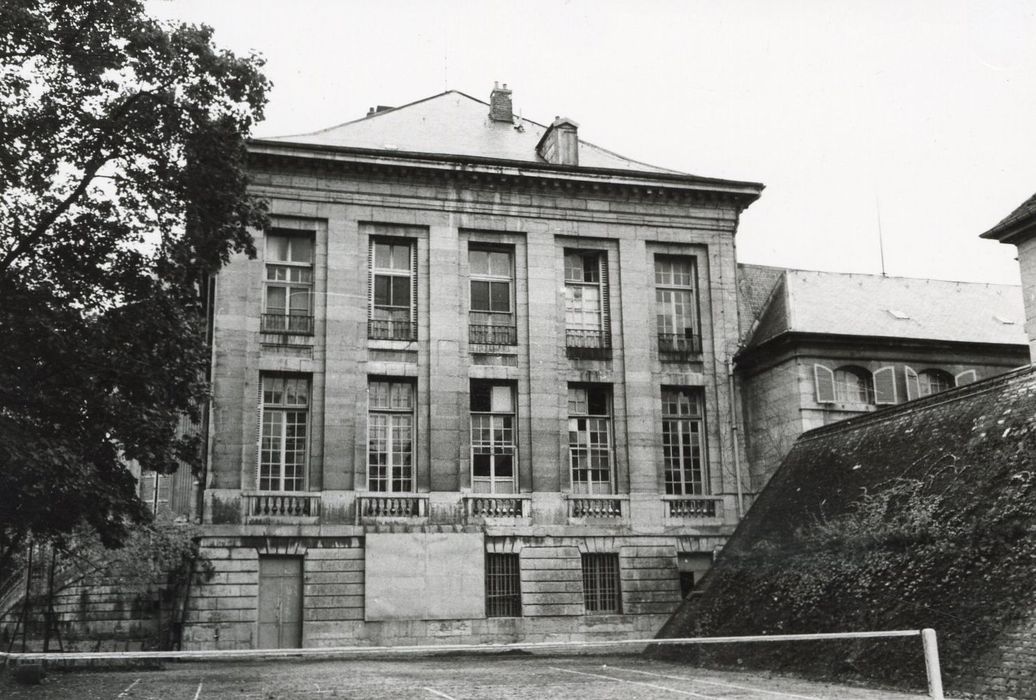 façade latérale sur le parc