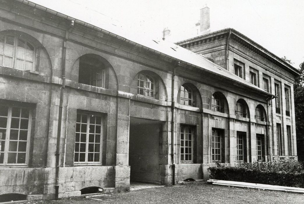 vue partielle des façades sur la cour latérale