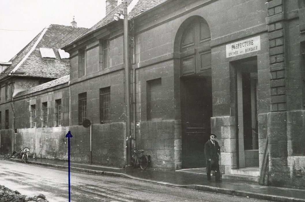 façade sur la rue Charles Nodier avec accès la cour latérale