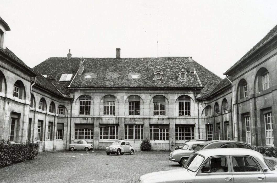 vue partielle des façades sur la cour latérale