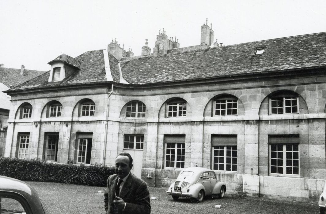 vue partielle des façades sur la cour latérale