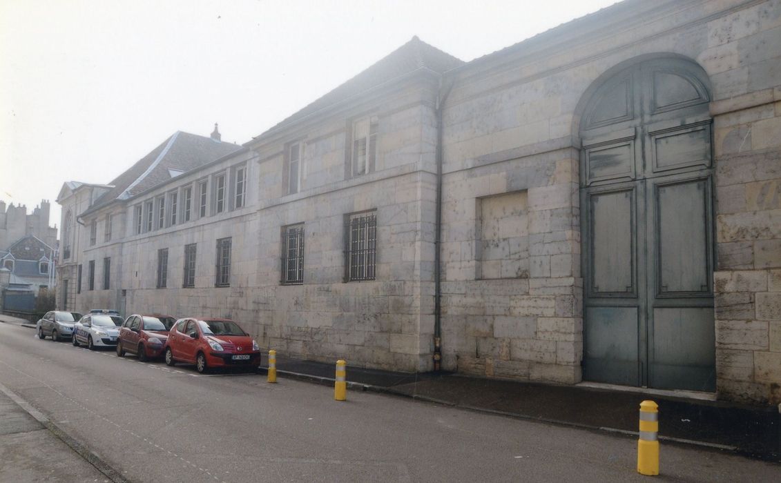 façade sur la rue Charles Nodier avec accès la cour latérale