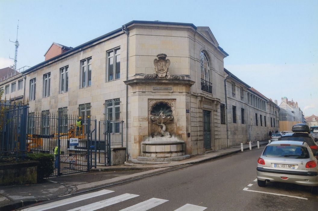 façade sur la rue Charles Nodier, angle est