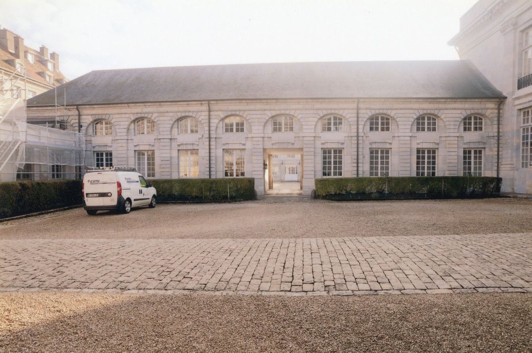 cour d’honneur, aile est, façade ouest