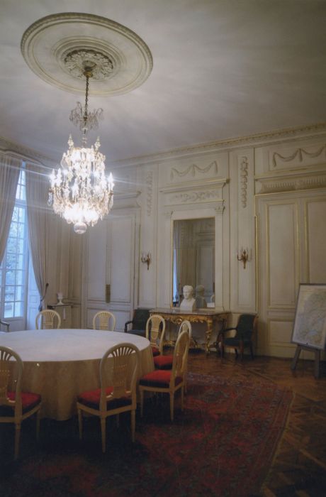 corps de logis, corps central, rez-de-chaussée : chambre d’audience