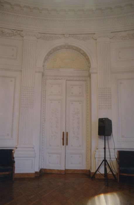 corps de logis, corps central, rez-de-chaussée : grand salon, porte d’accès à l’ouest