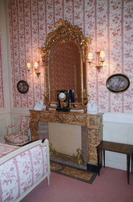 corps de logis, corps central : chambre rose, cheminée