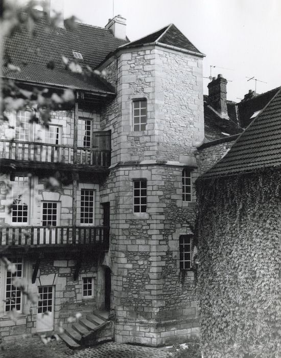 façade sur cour, tour d’escalier