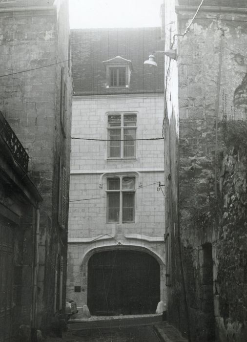 façade sur rue, vue partielle