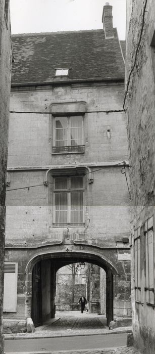 façade sur rue, vue partielle