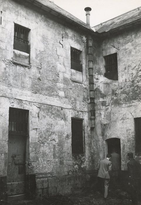 cour intérieure, vue partielle des façades