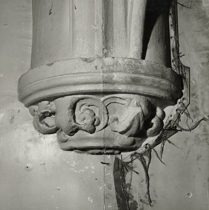 détail d’un chapiteau côté cimetière