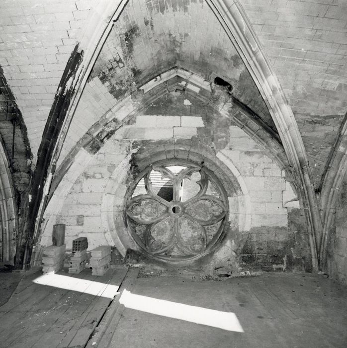 transept sud, vue intérieure de la voûte et de la rose