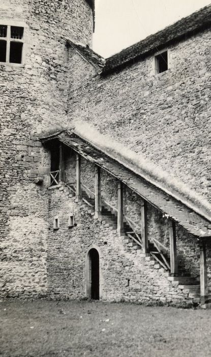 escalier d’accès à la salle du 1er étage de la tour de Garde