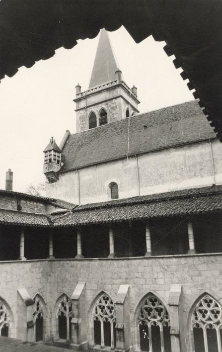 cloître, vue partielle