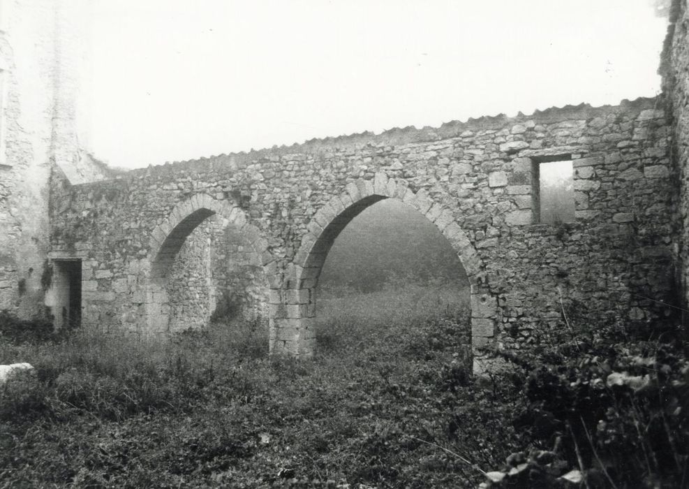 cour du logis abbatial, vestiges situés à l’Est