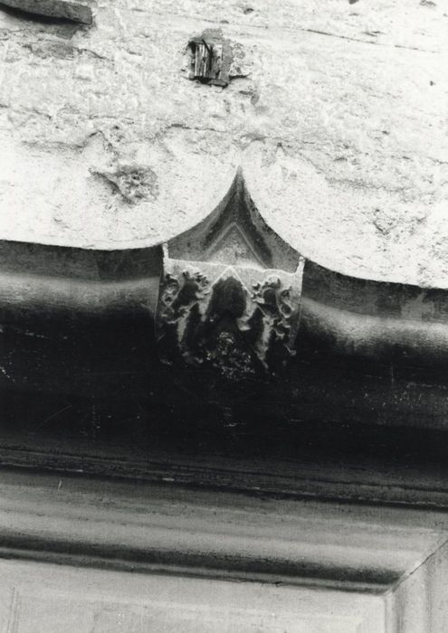 ancienne bibliothèque, porte d’accès ouest, détail du linteau blasonné