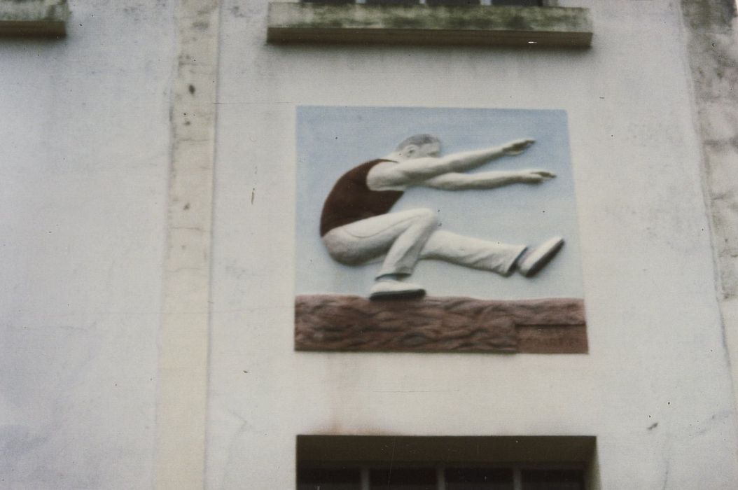 salle d’éducation physique, façade antérieure, détail d’un haut-relief