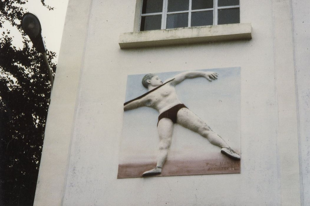 salle d’éducation physique, façade antérieure, détail d’un haut-relief