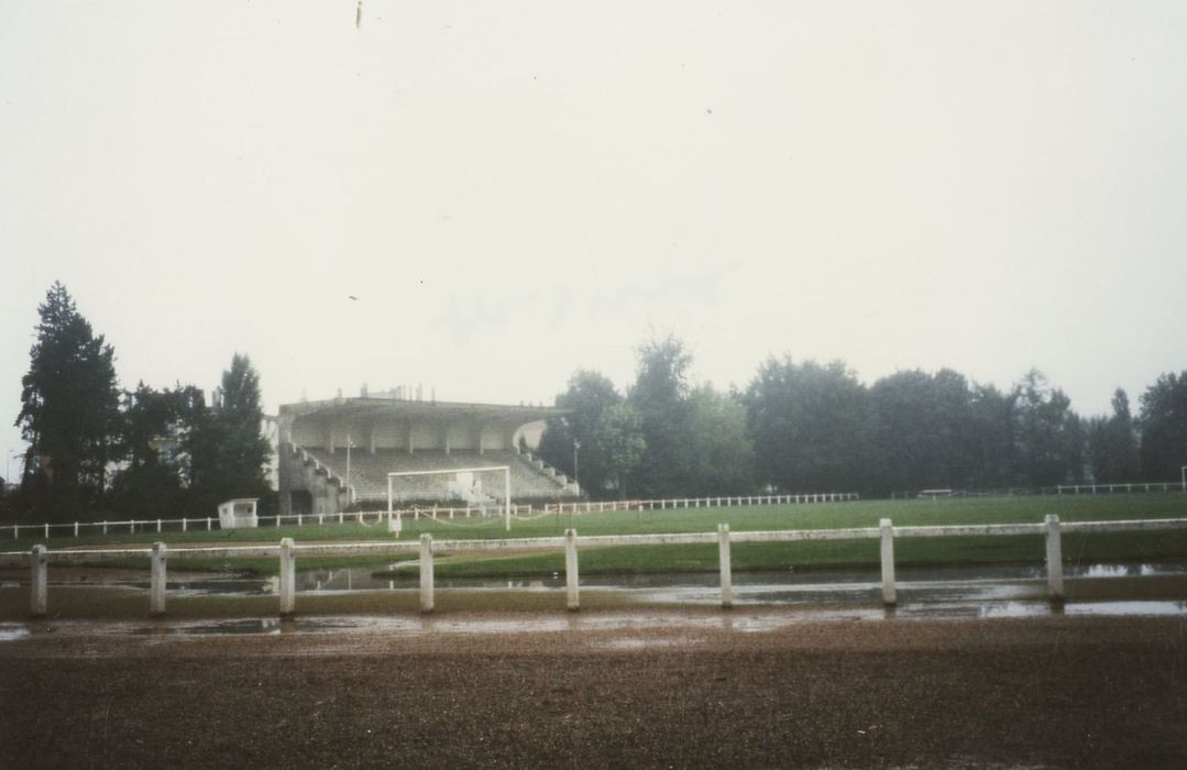 statue, tribune