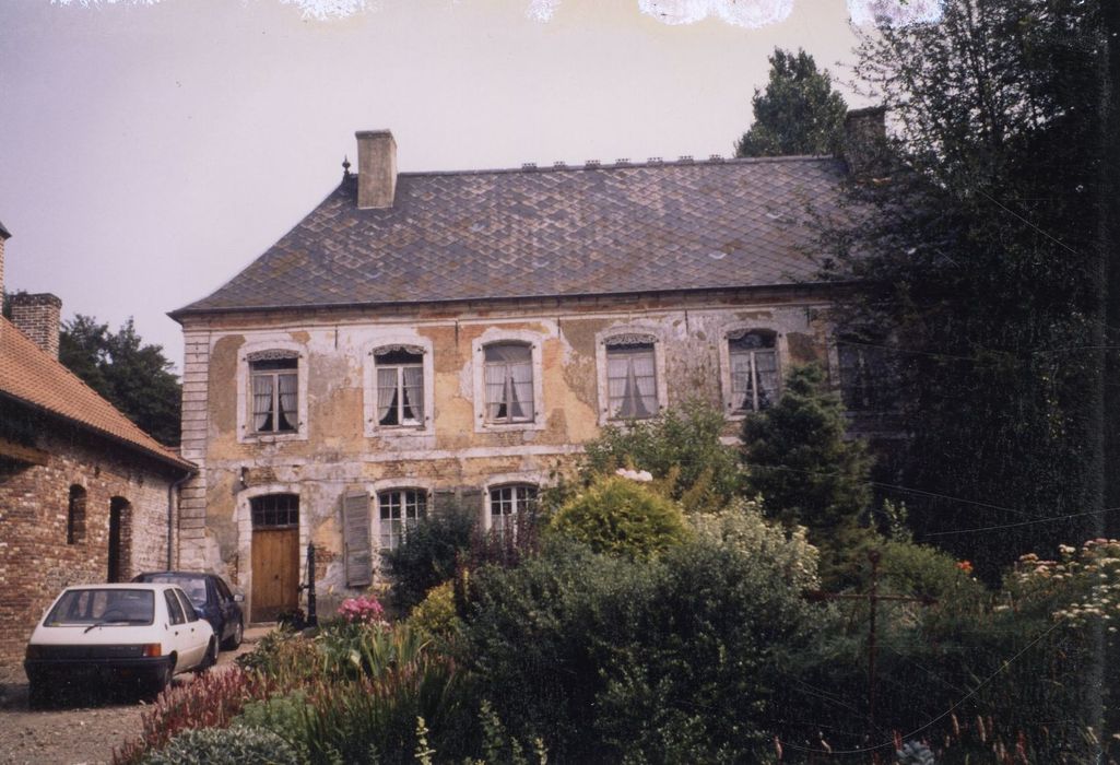 façade sud de la maison construite sur le site