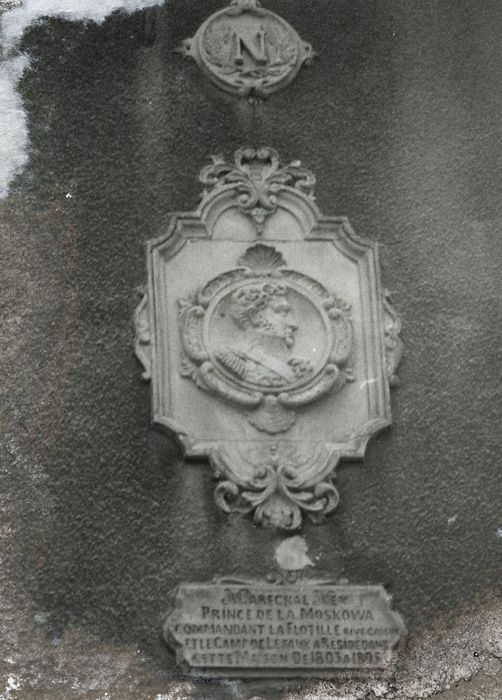 façade sur rue, détail d’un bas-relief au profil du Maréchal Ney