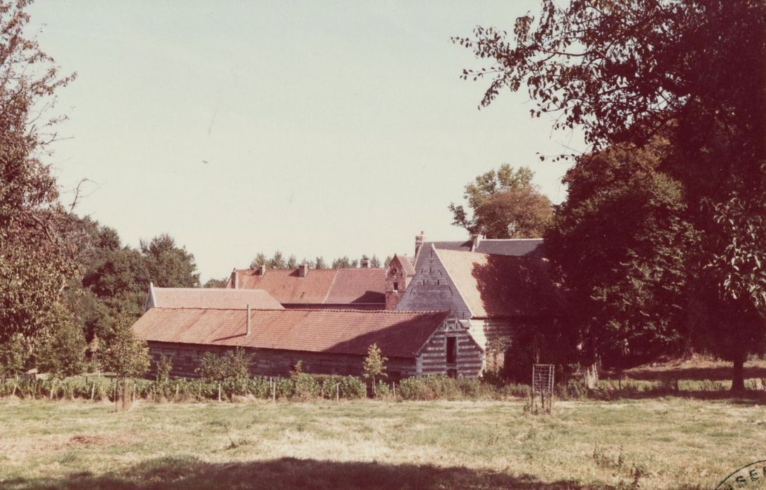 vue partielle des bâtiments de ferme depuis le Sud-Ouest