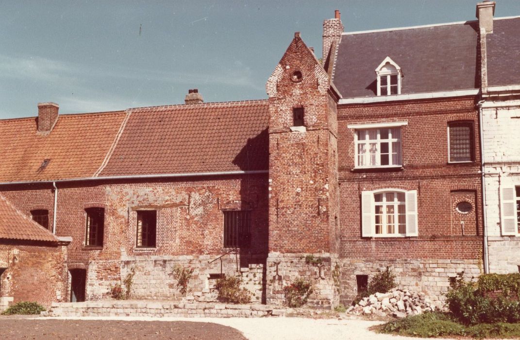 façade de la ferme sur cour, vue partielle