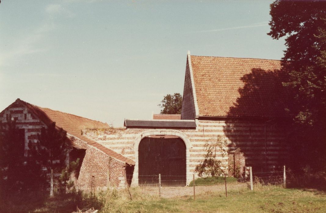 portail d’accès sud à la cour de la ferme