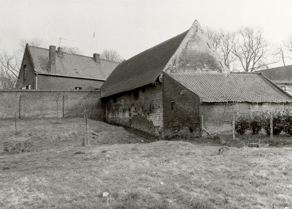 vue partielle des bâtiments de ferme depuis le Sud-Ouest