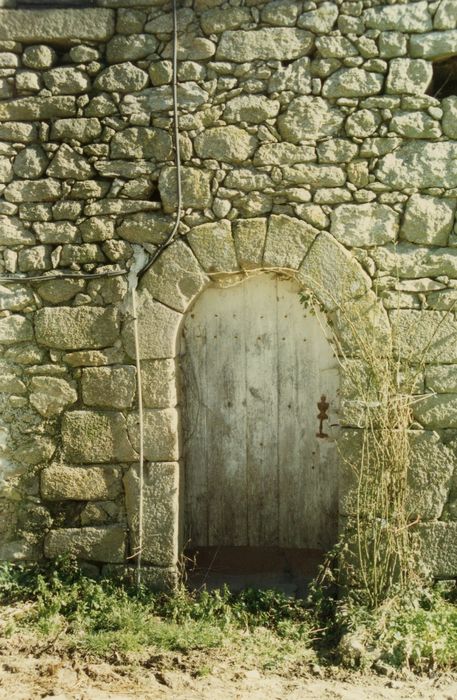 bâtiment ouest, façade ouest, porte du passage en direction du cloître