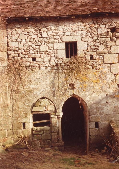 bâtiment est, façade ouest, entrée à la salle capitulaire