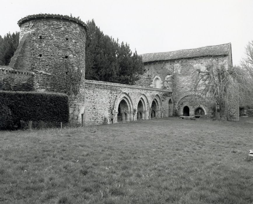 aile ouest, vestiges de l’ancien cloître