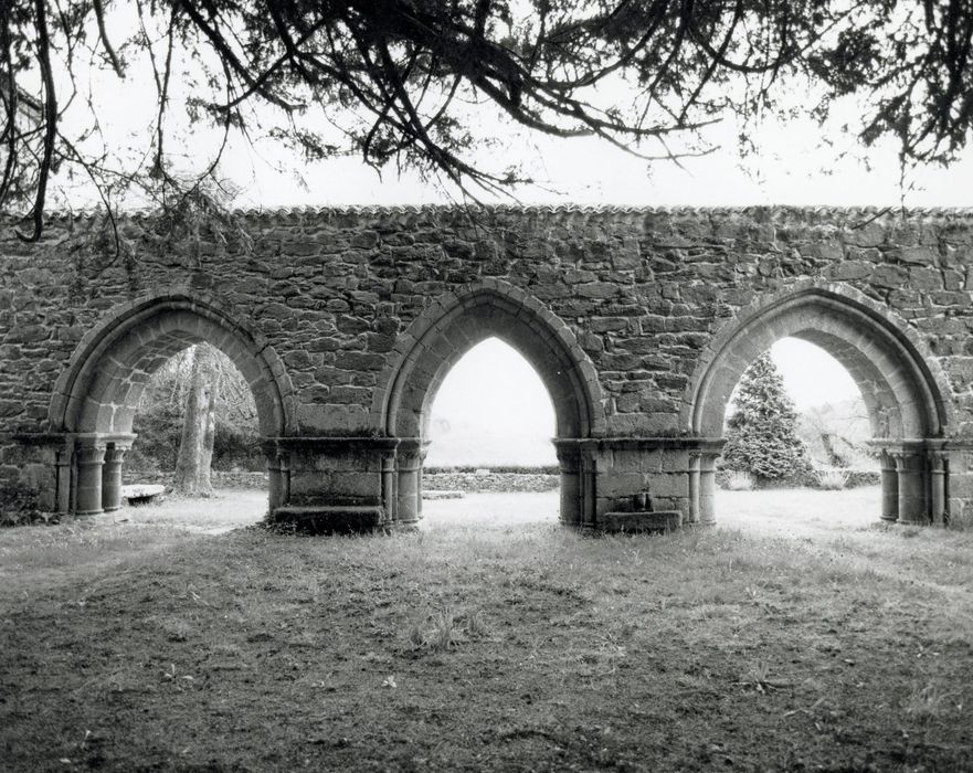 vestiges des arcades de l’ancienne salle capitulaire