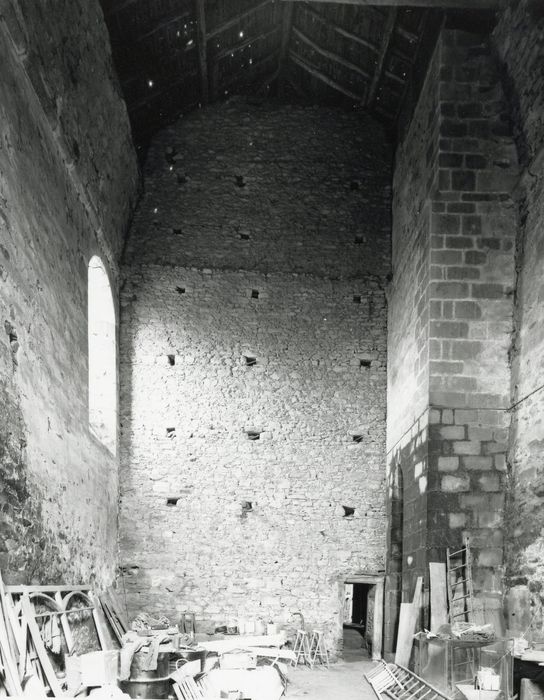 église, mur séparant la nef, mur du clocher à droite