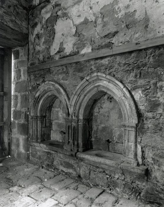 église, niches liturgiques du choeur