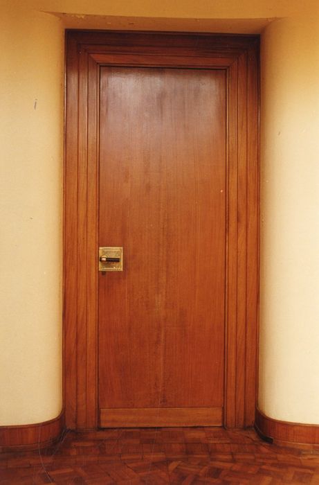 vantail de la porte entre le hall et le salon rond du rez-de-chaussée