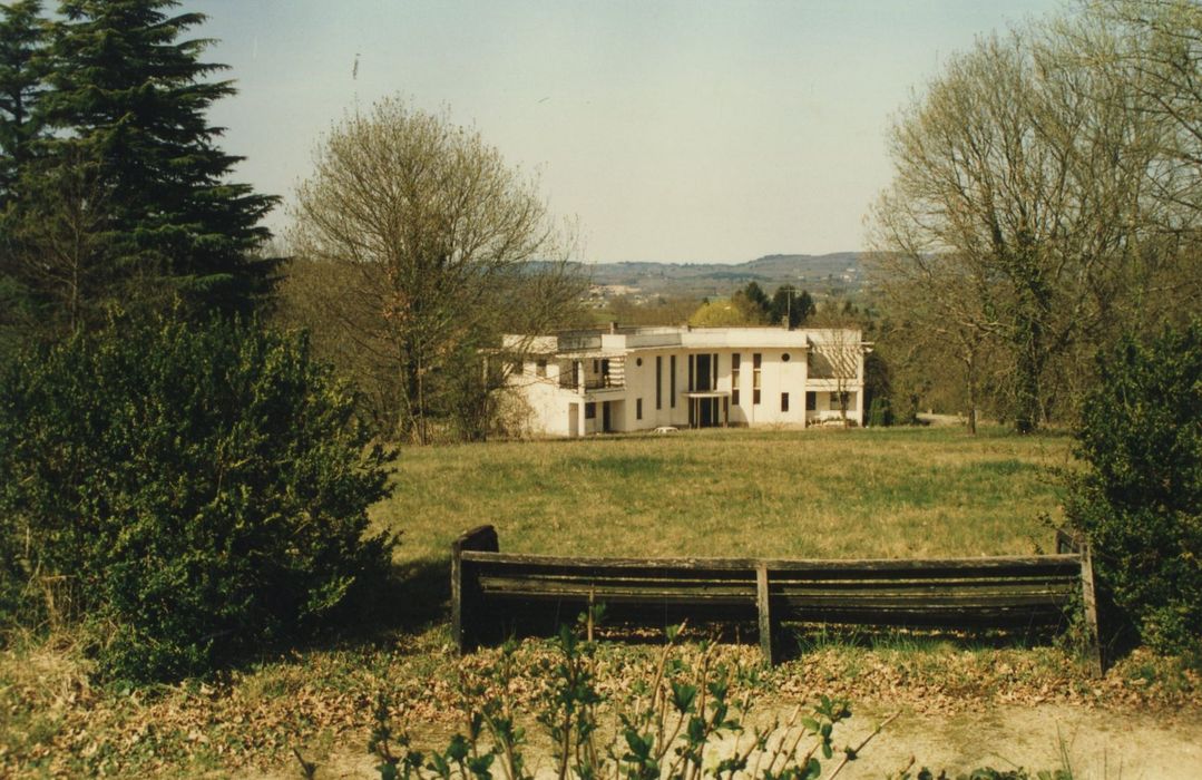 vue générale de la villa dans son environnement depuis le Nord-Ouest