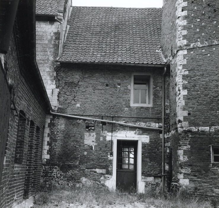 façade ouest à gauche de la tourelle d’escalier