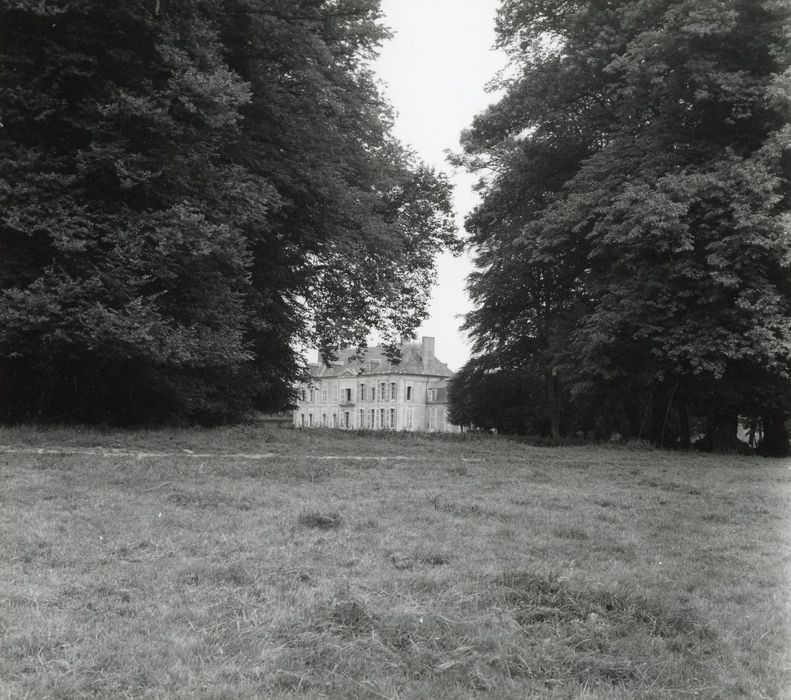 vue générale du château dans son environnement depuis le Sud