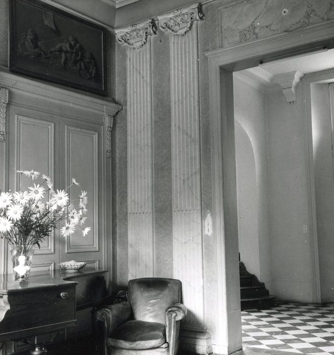 vestibule d’entrée, vue partielle des décors