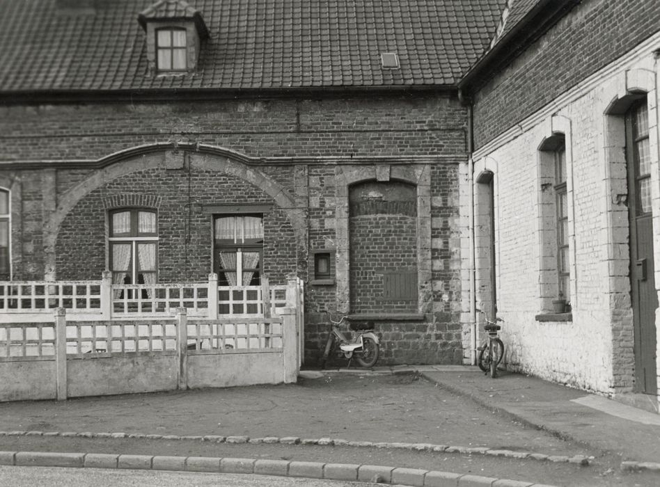 bâtiment nord-ouest, ancienne porte ouvrant sur le bois