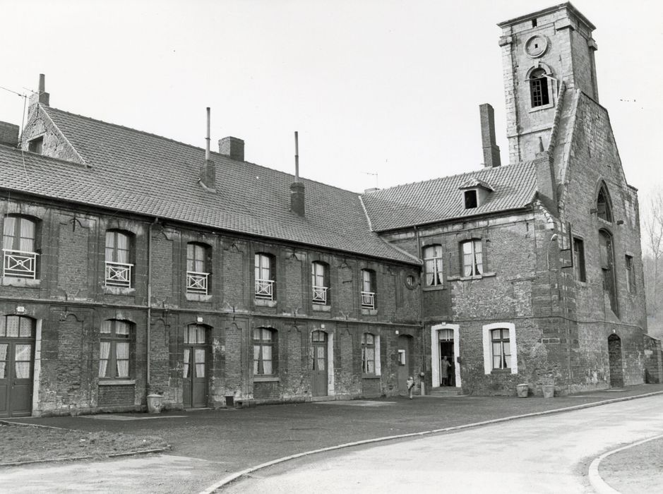 vestiges de l’église et bâtiments situés au sud